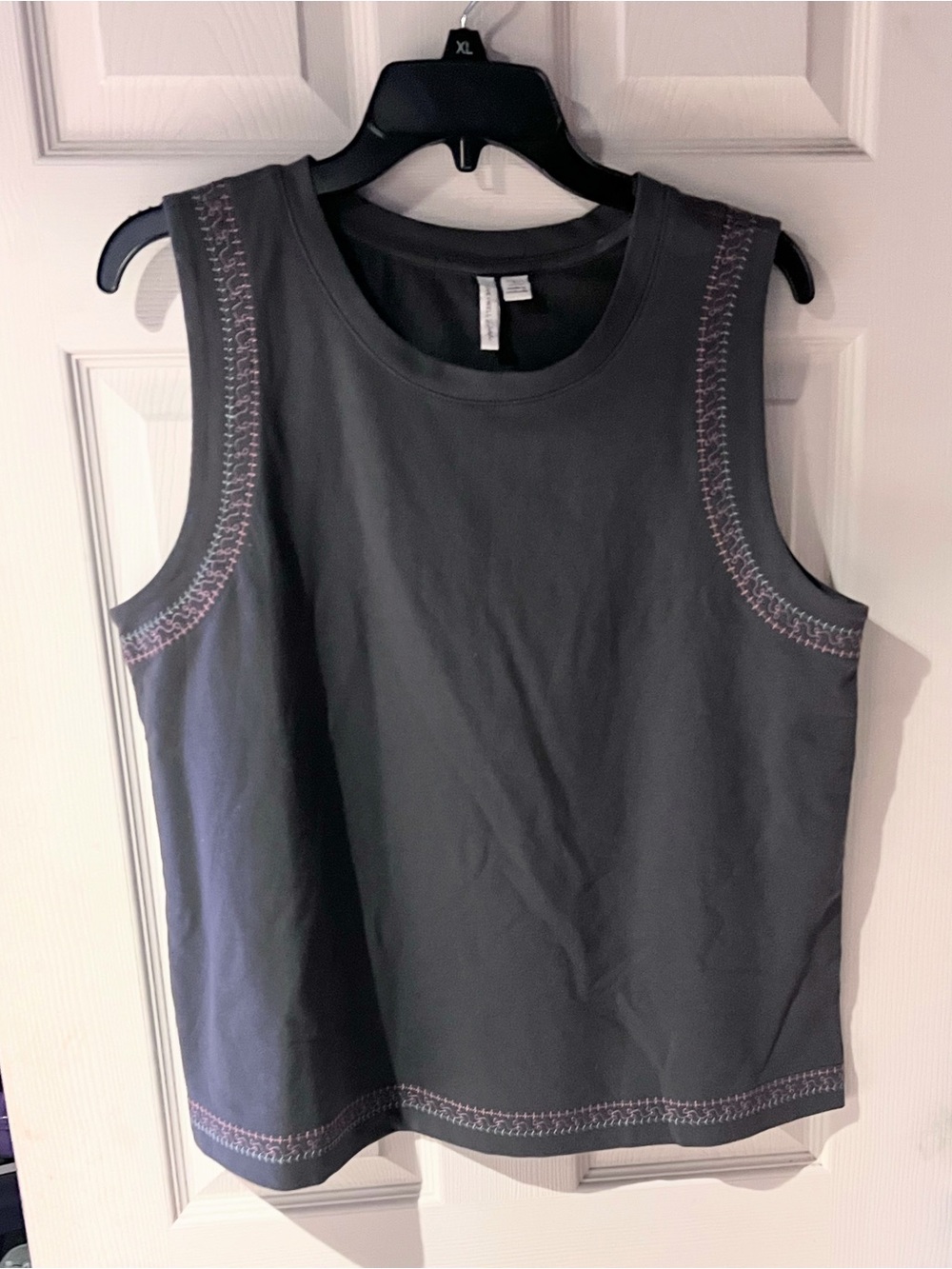 🌞 Bundle 3/$12 Live Well Women’s Gray Tank Top with Pink Contrast Stitching Size